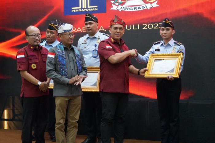 Pasukan AS dan Demonstran Pro-Imigrasi Terlibat Adu Fisik